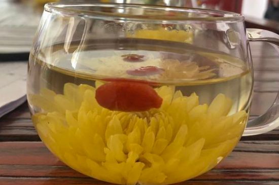 晚上可以喝菊花茶泡水嗎，睡覺(jué)前能不能喝菊花茶？