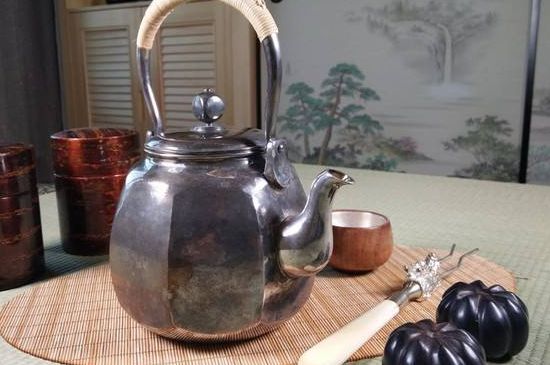 銀壺泡茶后為什么會(huì)變黑，銀壺內(nèi)膽發(fā)黑怎么辦
