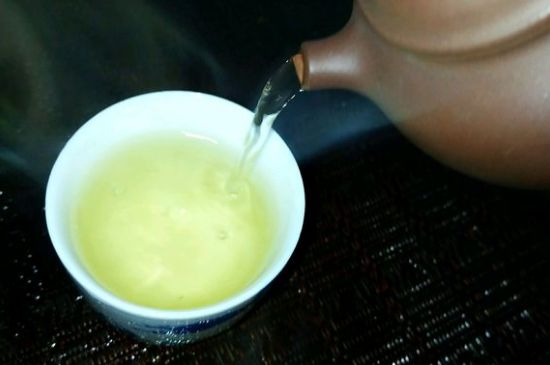 一天什么時(shí)候喝黑茶最好，喝黑茶一天最佳時(shí)間和季節(jié)
