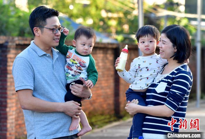 在長汀這十年，張元豪也收獲了愛情。2015年，他與客家妹子董仁花組成了溫暖的小家庭，如今已經(jīng)有了兩個可愛的寶寶。　張斌 攝