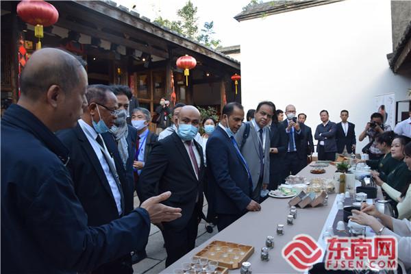 外國駐華使節(jié)在福州三坊七巷衣錦坊歐陽花廳品茶現(xiàn)場(chǎng)